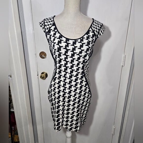 Express Black White Houndstooth Cap Sleeve Stretch Zip Back Bodycon Mini Dress 6 - Picture 3 of 8